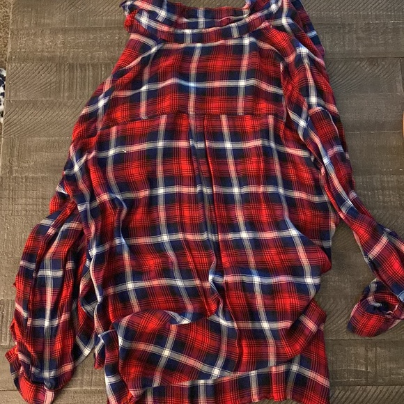 Oversized lightweight red flannel with side slits! - Picture 3 of 3